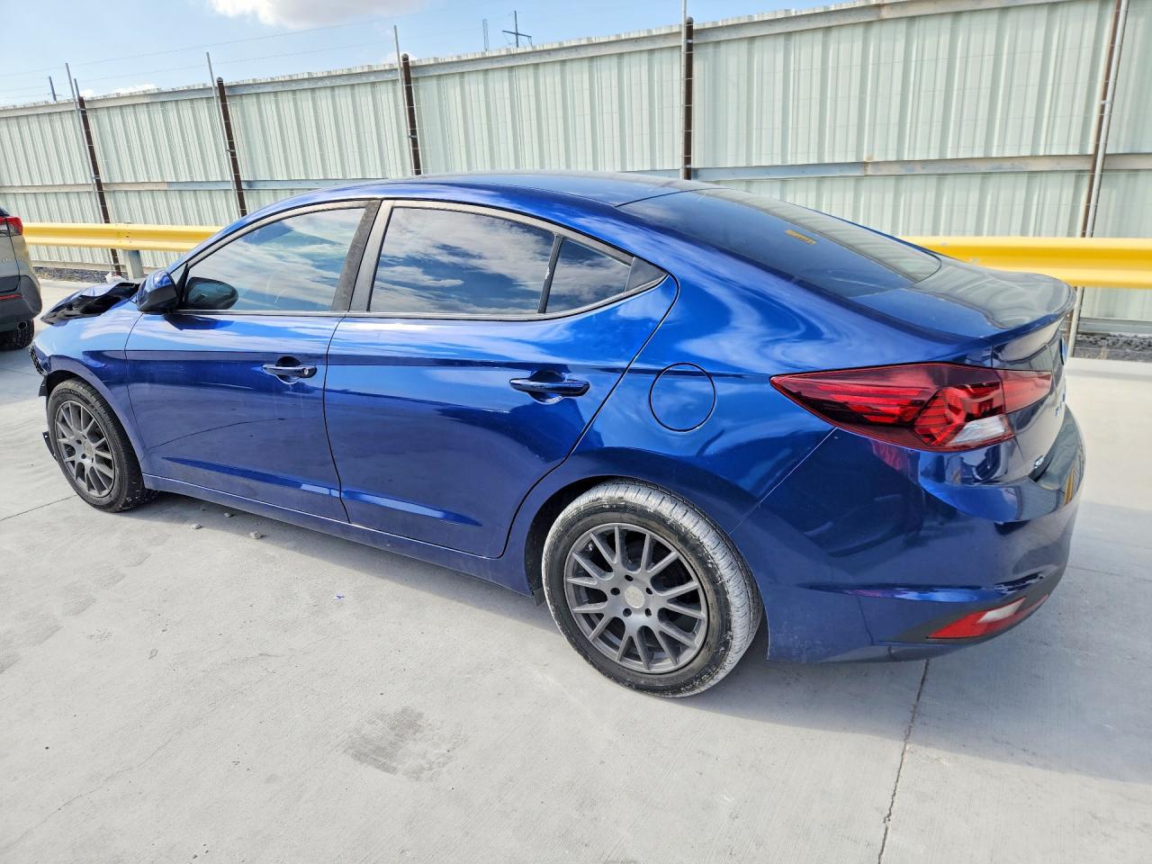 2019 Hyundai Elantra - zdjęcie 2