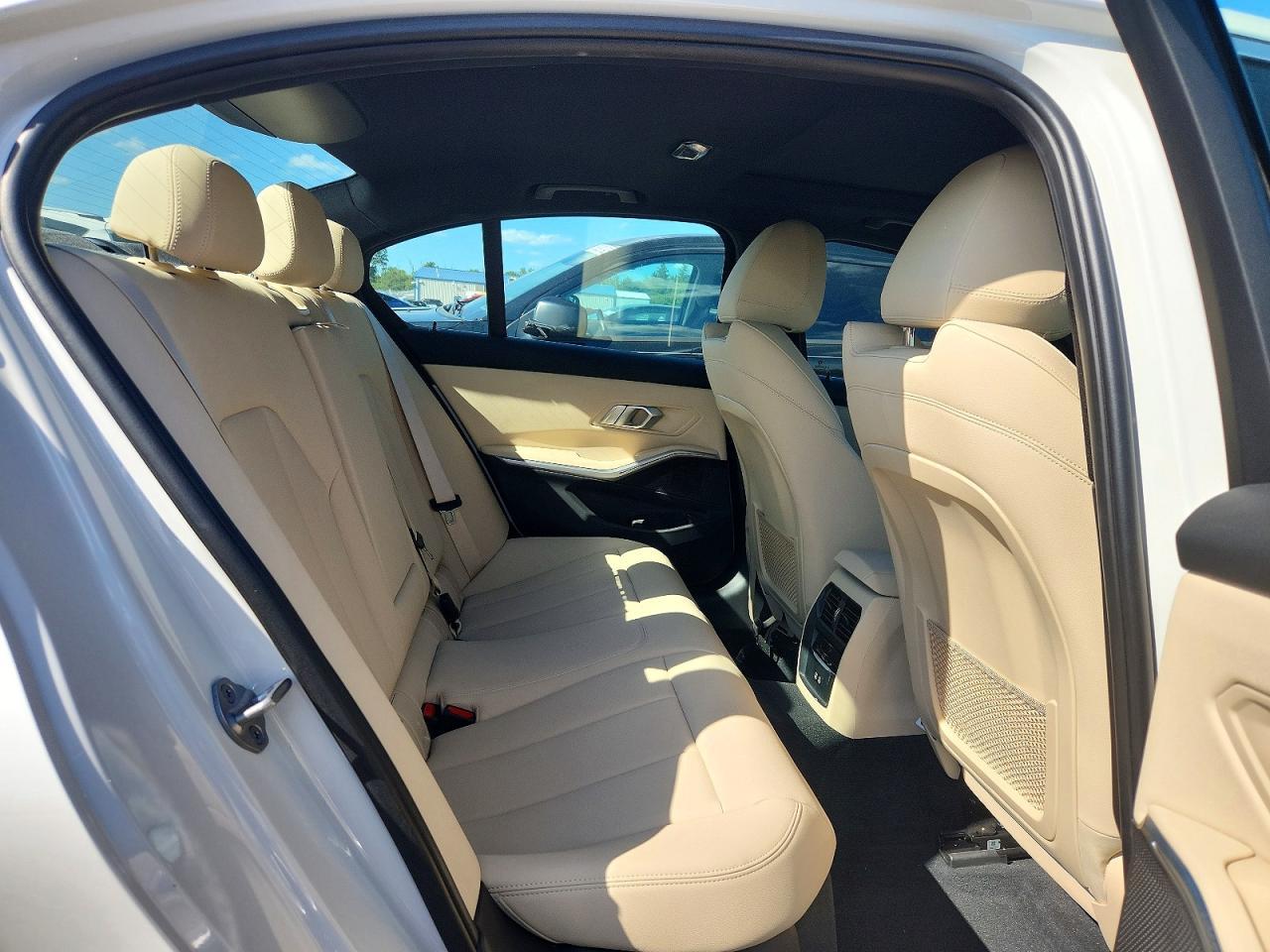 2021 BMW Seria 3 330i - zdjęcie 10
