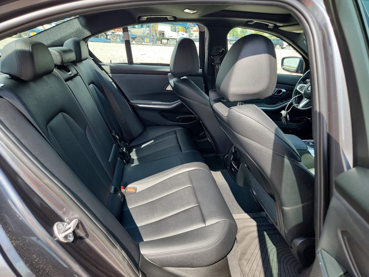 2021 BMW Seria 3 330i - zdjęcie 10