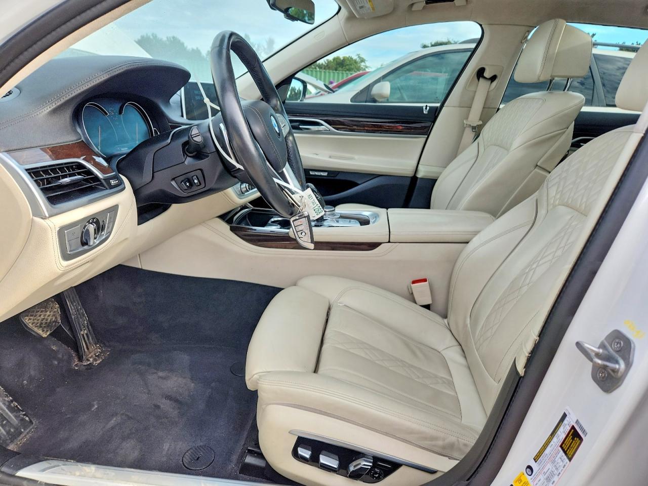 2016 BMW Seria 7 750i - zdjęcie 7