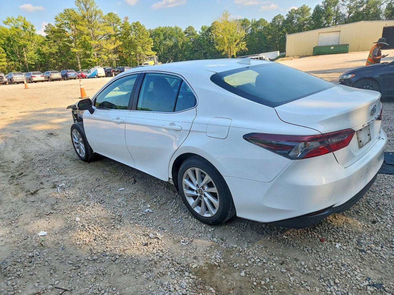 2023 Toyota Camry Le - zdjęcie 2