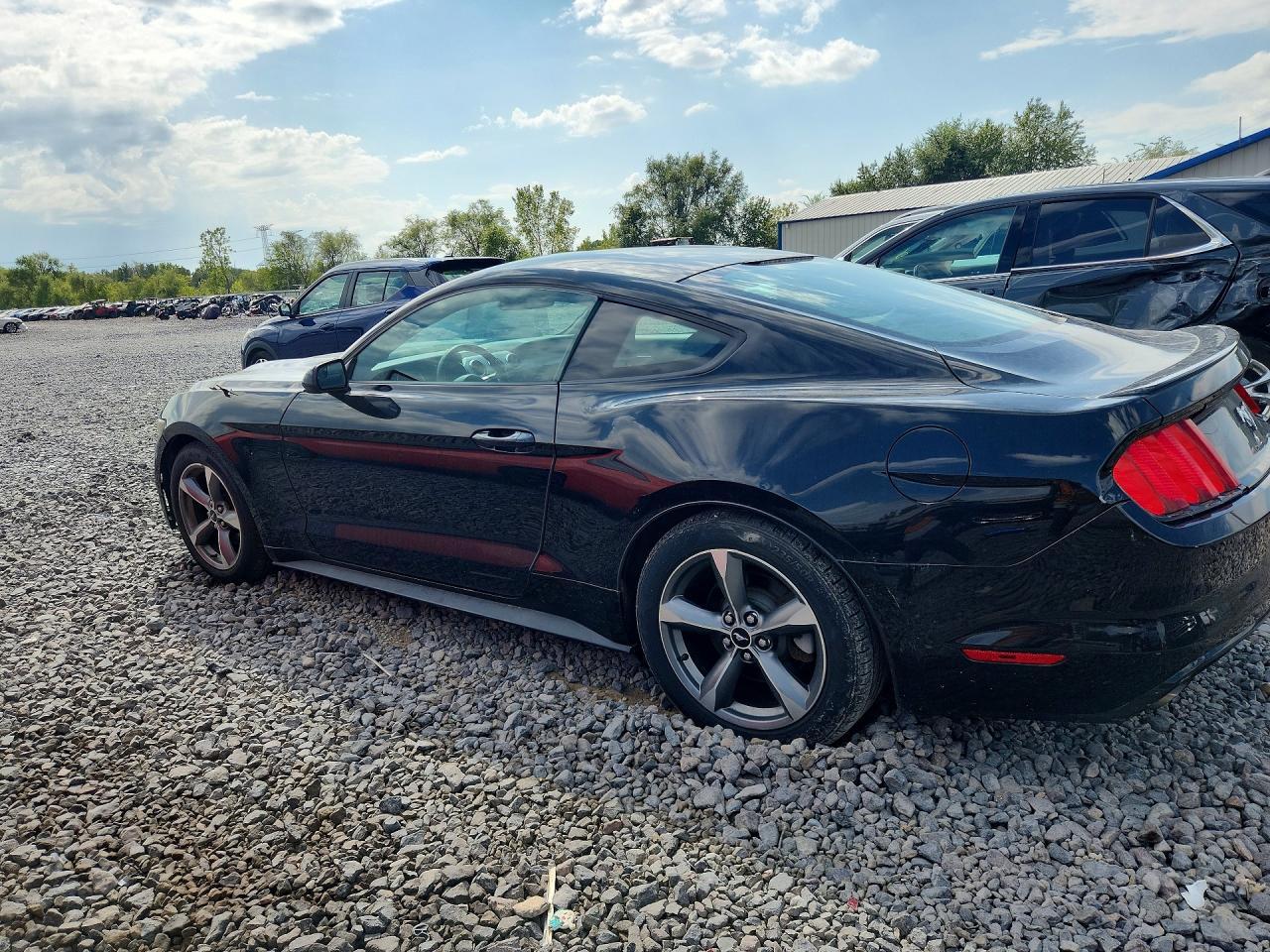 2017 Ford Mustang - zdjęcie 2