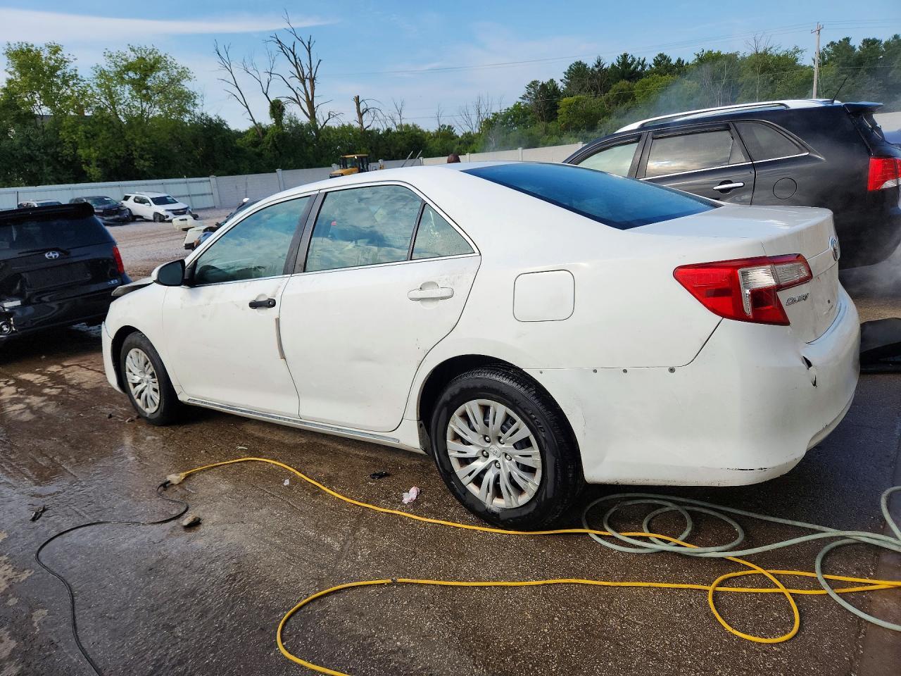 2014 Toyota Camry Le - zdjęcie 2