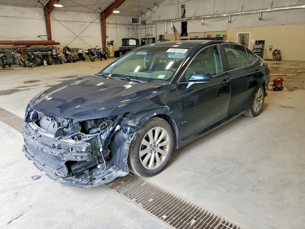 2018 Toyota Camry Le - zdjęcie główne