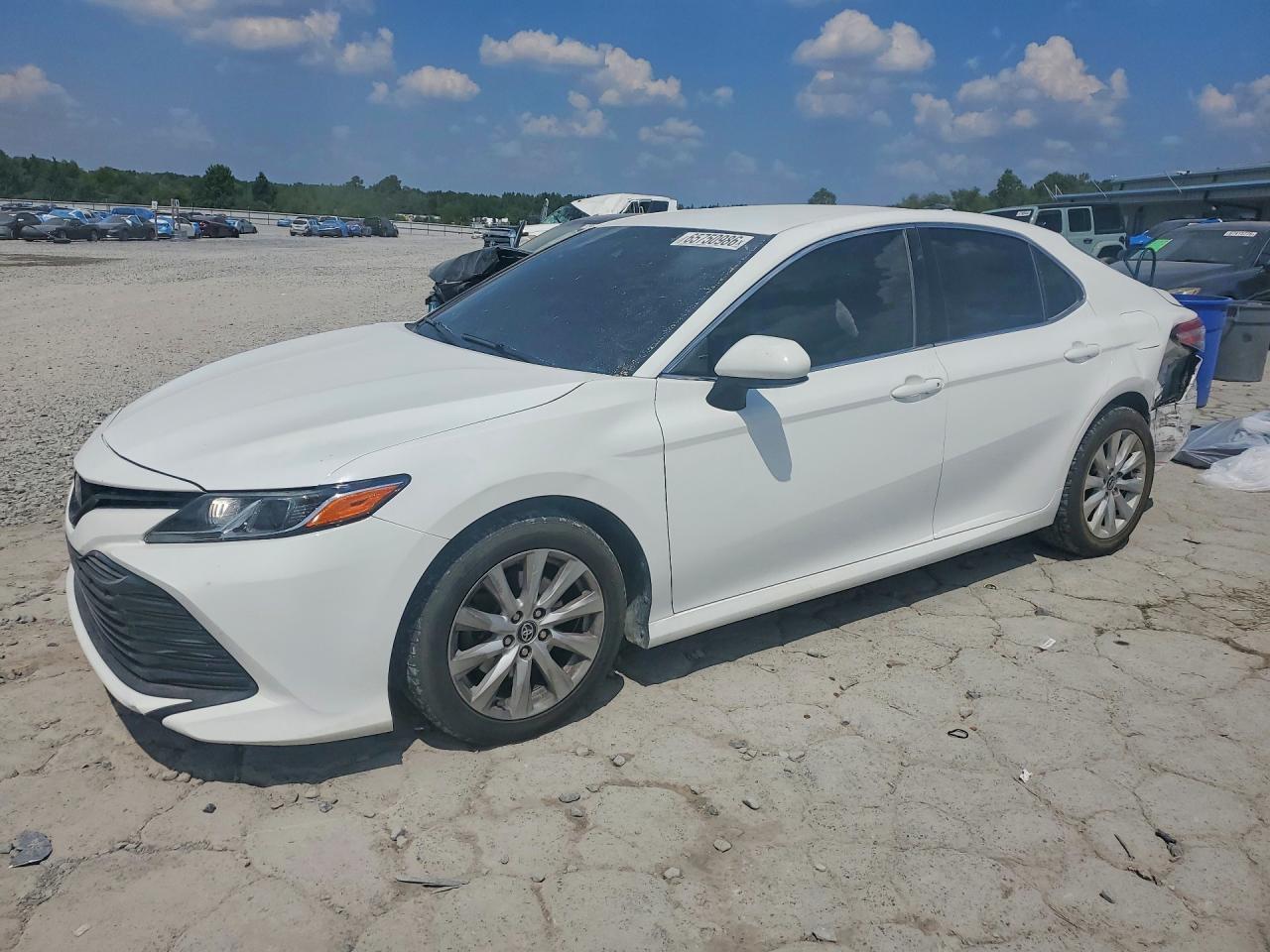 2019 Toyota Camry Le - zdjęcie główne