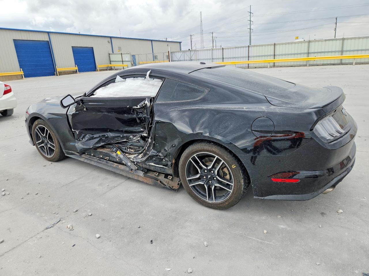 2020 Ford Mustang - zdjęcie 2