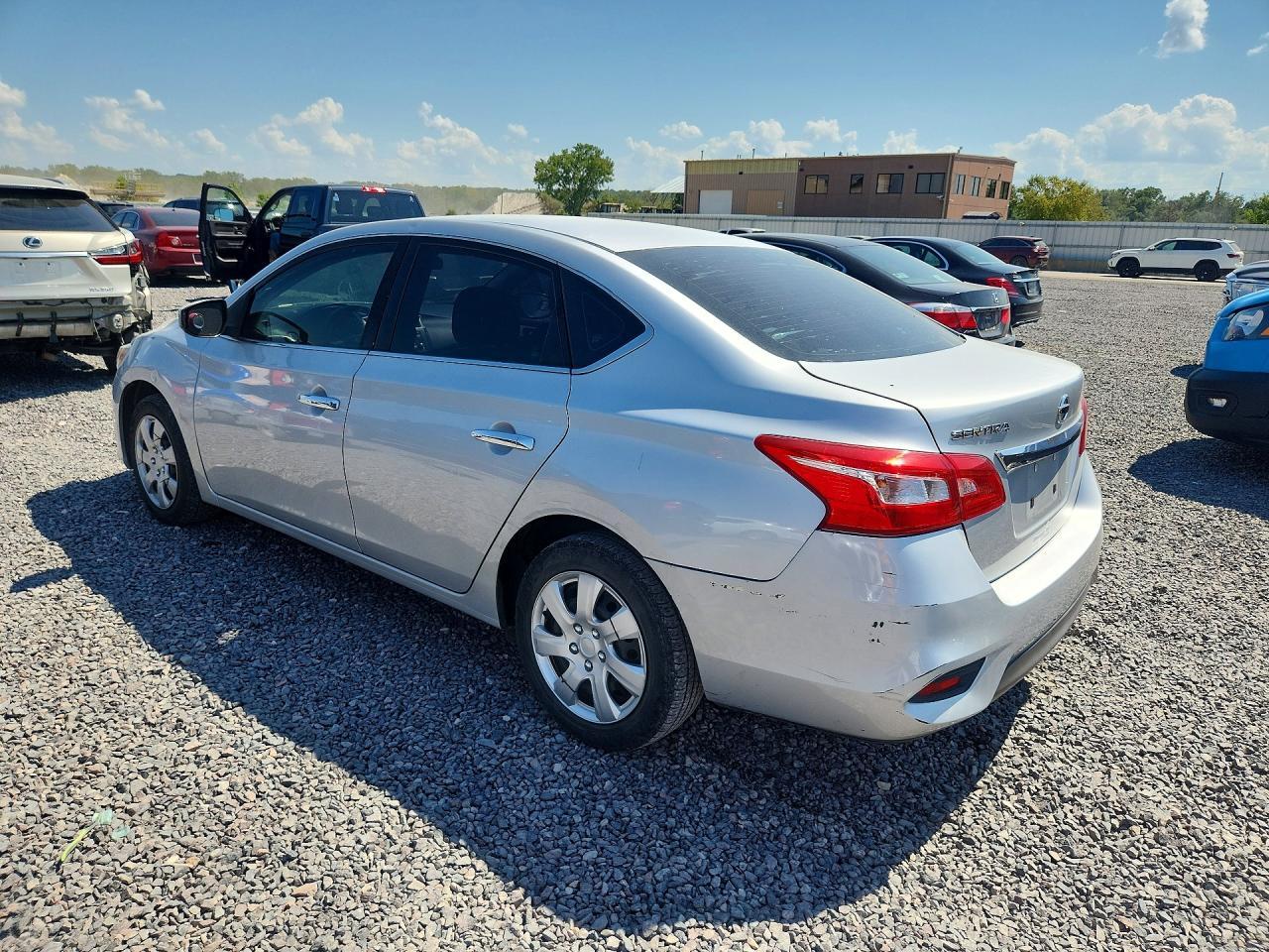 2017 Nissan Sentra S - zdjęcie 2