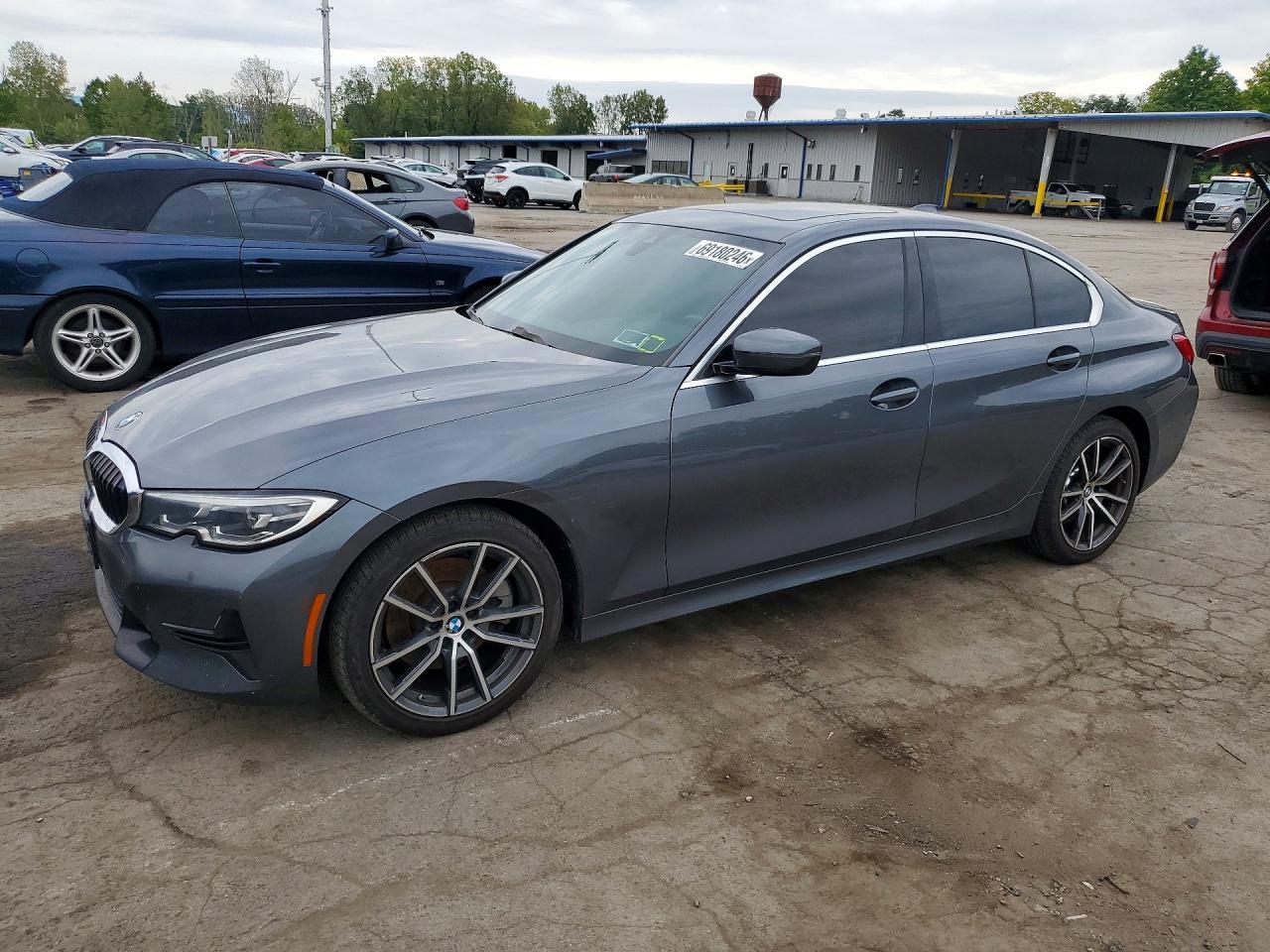2020 BMW Seria 3 330i - zdjęcie główne