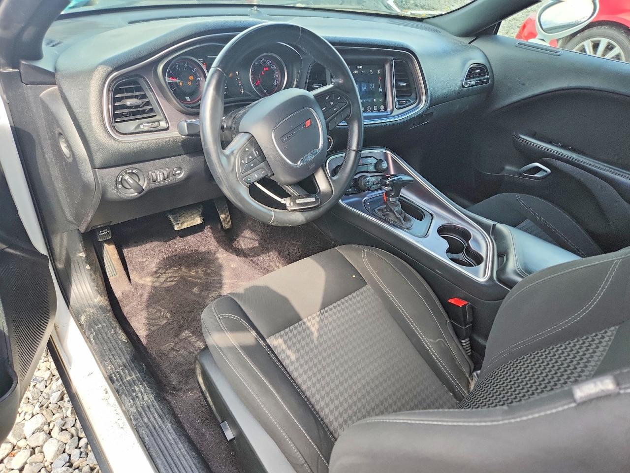 2017 Dodge Challenger - zdjęcie 8