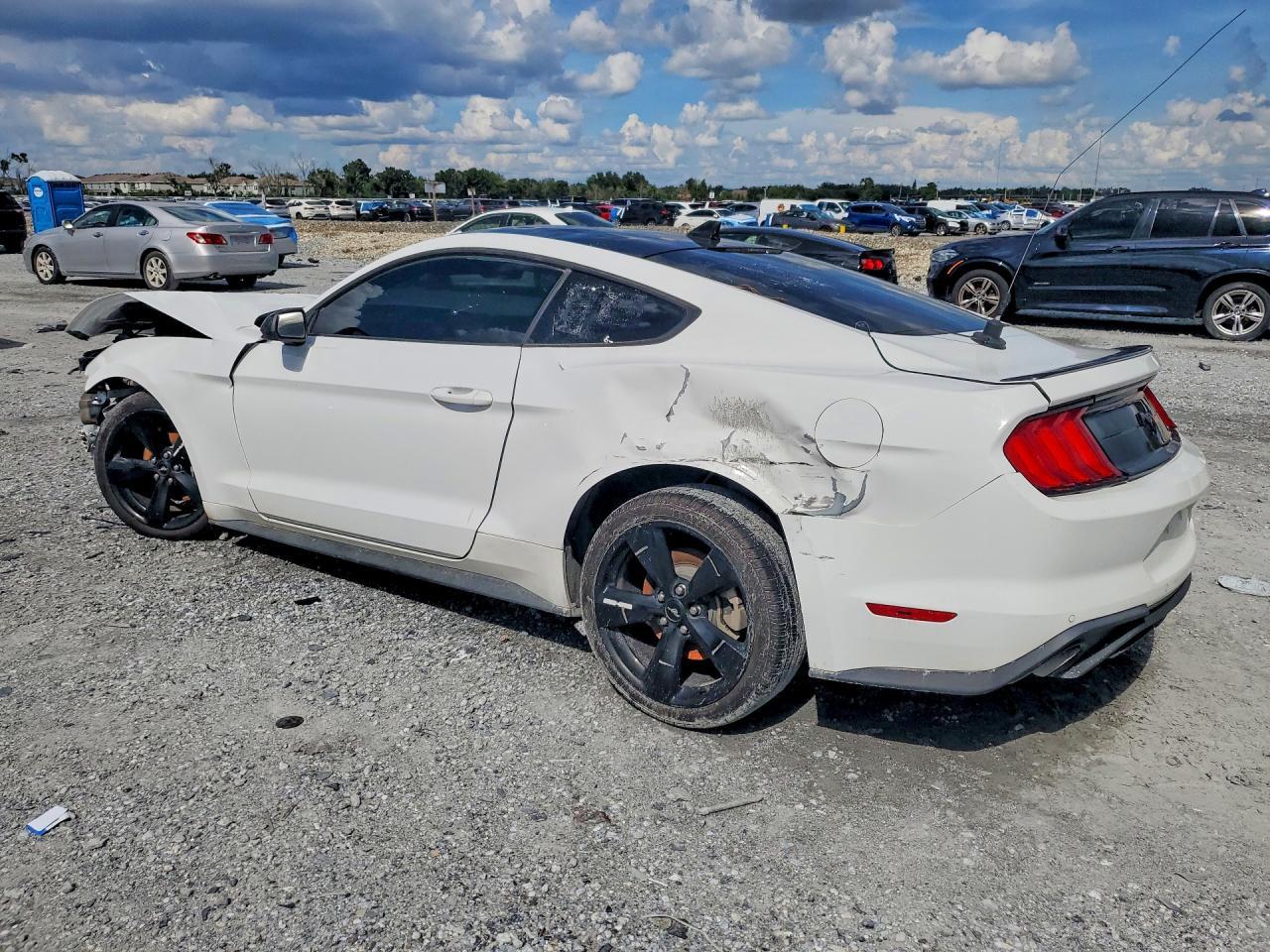 2021 Ford Mustang - zdjęcie 2
