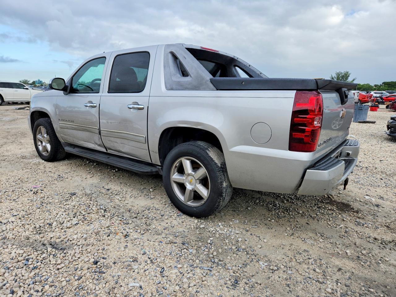 2019 Chevrolet Avalanche Se - zdjęcie 2