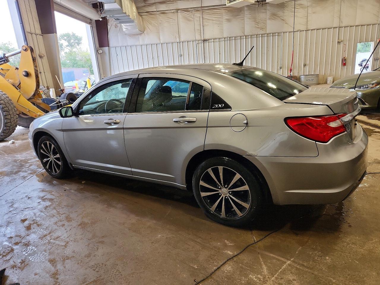 2013 Chrysler 200 Touring - zdjęcie 2
