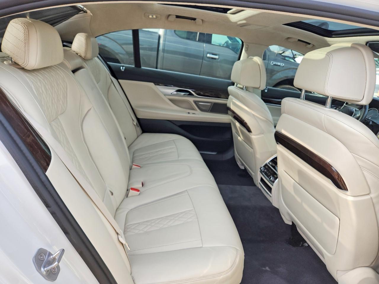 2016 BMW Seria 7 750i - zdjęcie 10