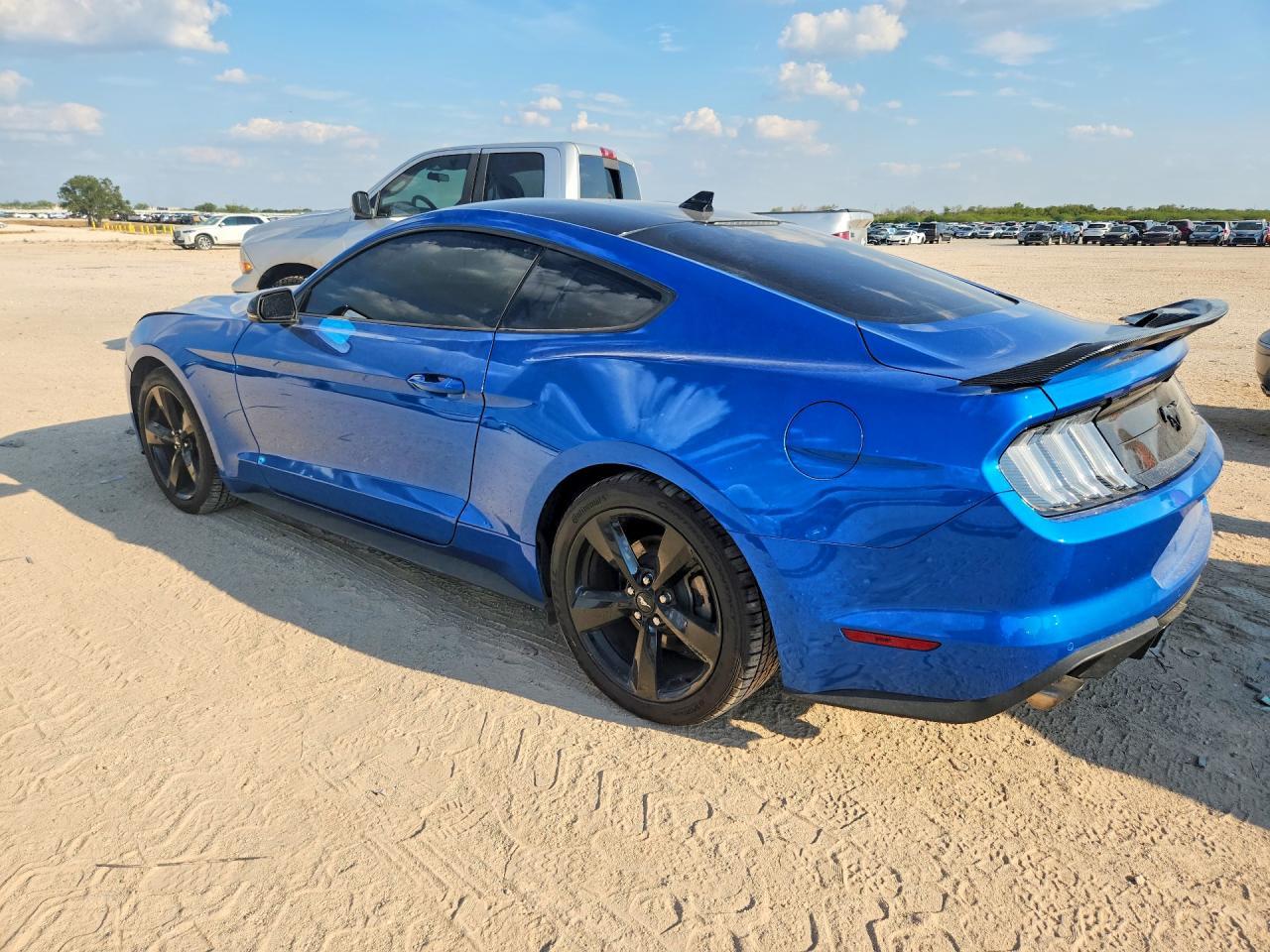 2021 Ford Mustang - zdjęcie 2