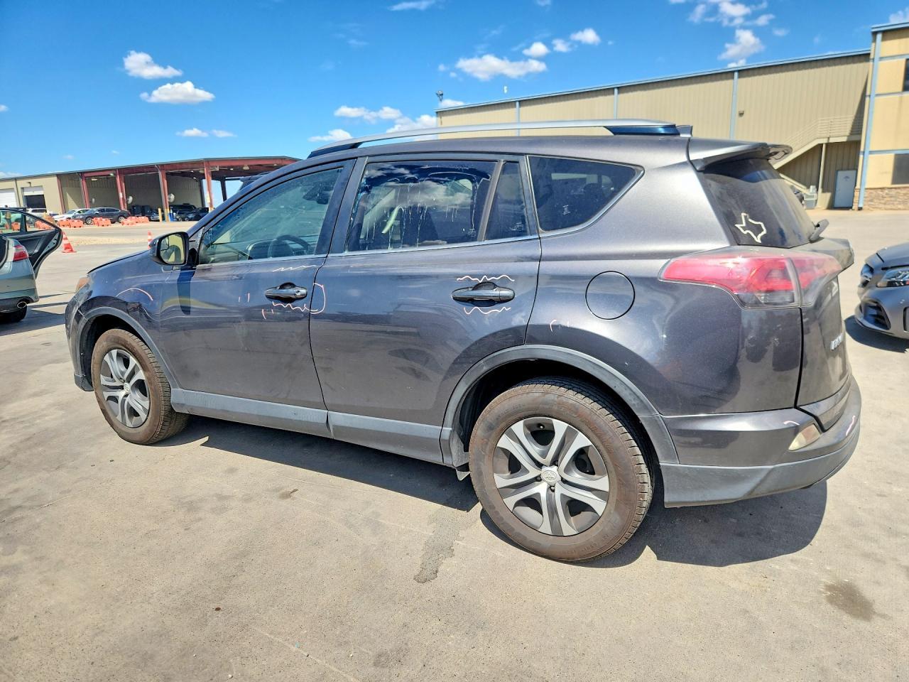 2017 Toyota Rav4 Le - zdjęcie 2