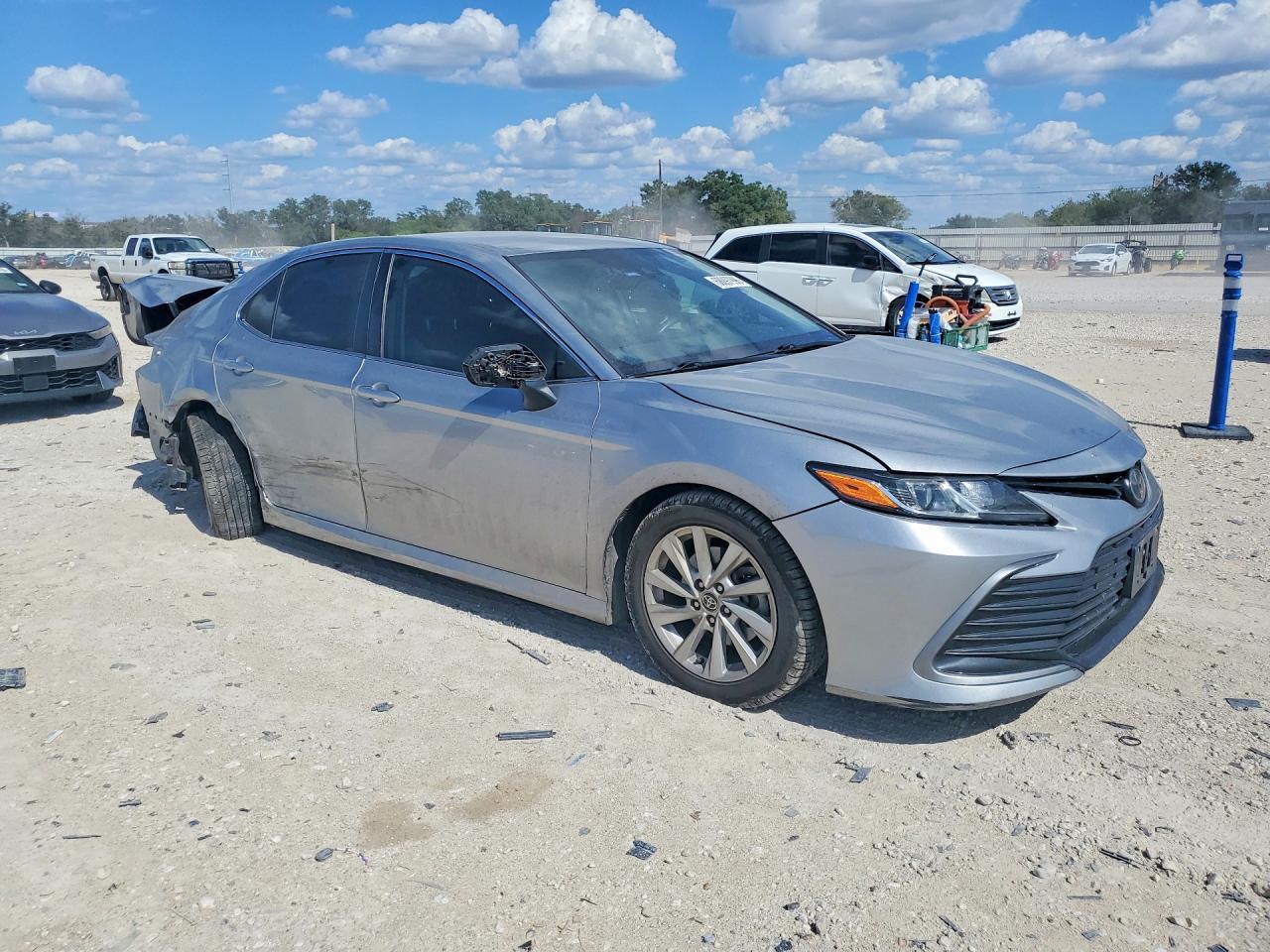 2022 Toyota Camry Le - zdjęcie 4