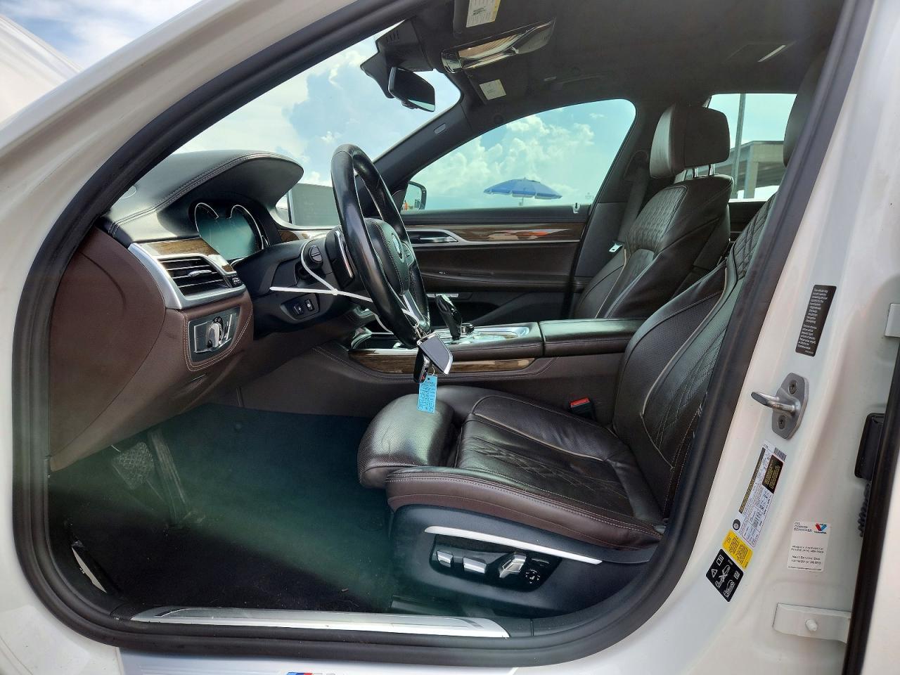 2016 BMW Seria 7 750i - zdjęcie 7