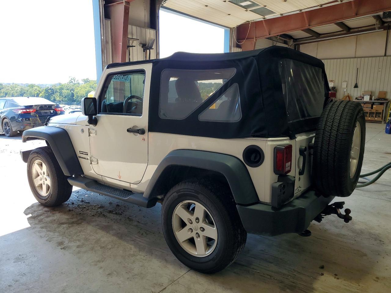 2013 Jeep Wrangler Sport - zdjęcie 2
