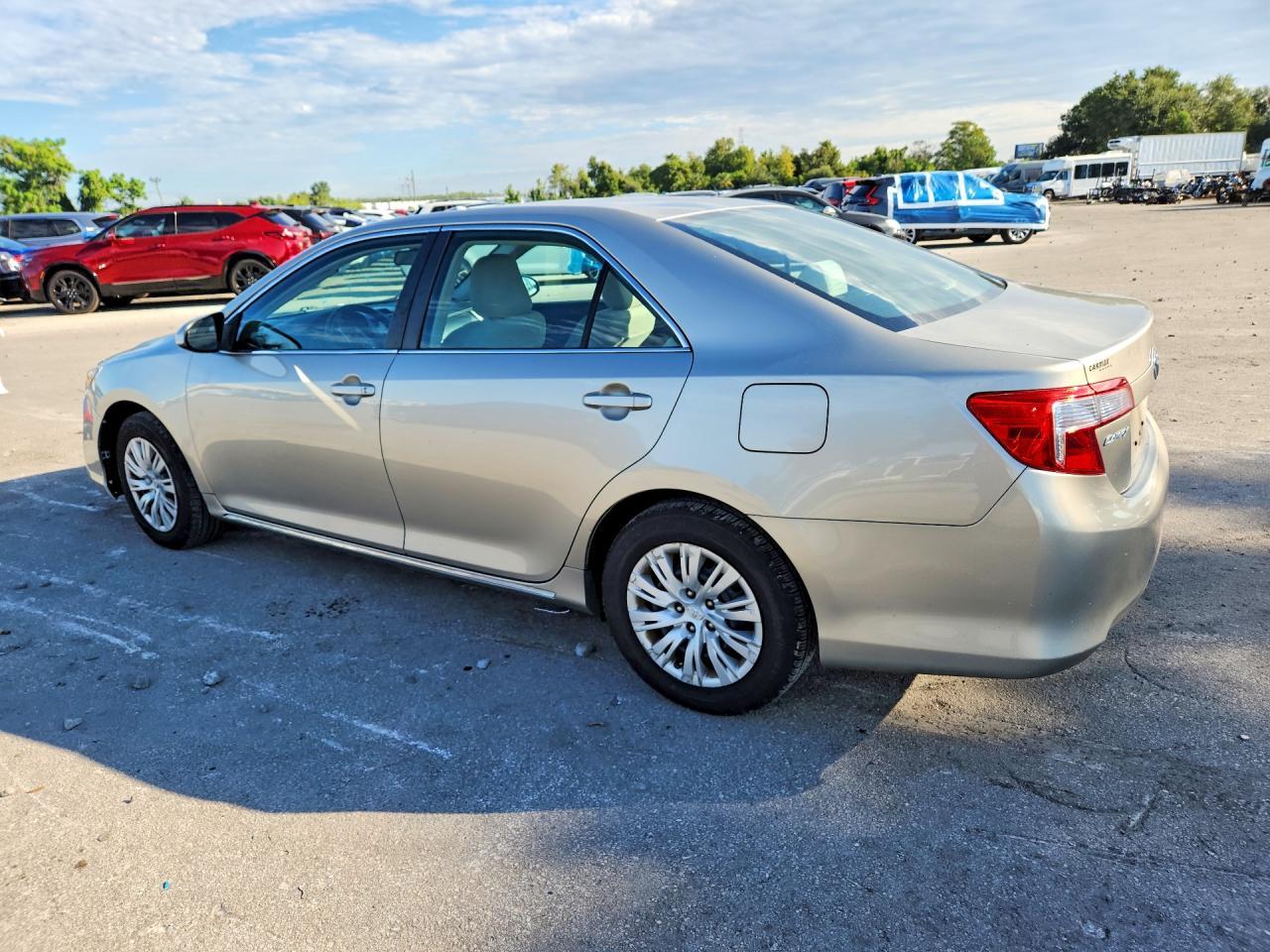2013 Toyota Camry Le - zdjęcie 2