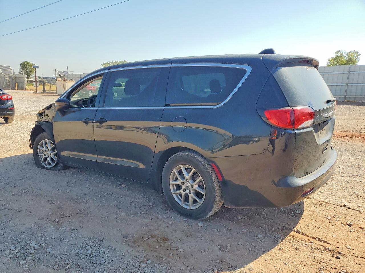 2022 Chrysler Voyager Lx - zdjęcie 2
