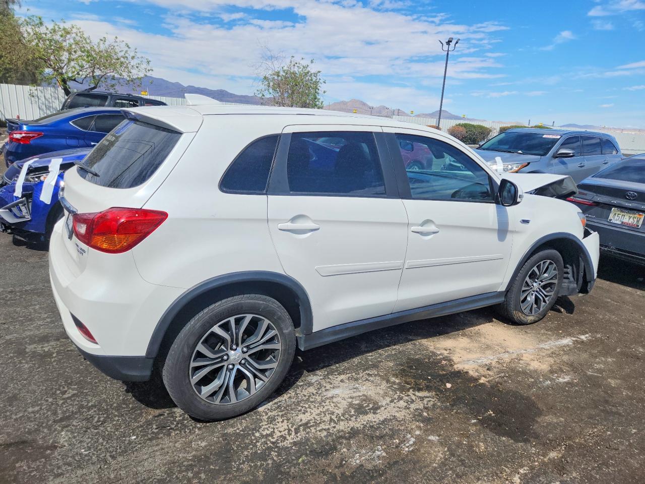 2018 Mitsubishi Outlander Sport - zdjęcie 3
