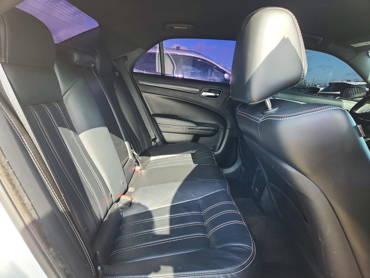 2016 Chrysler 300 S - zdjęcie 10