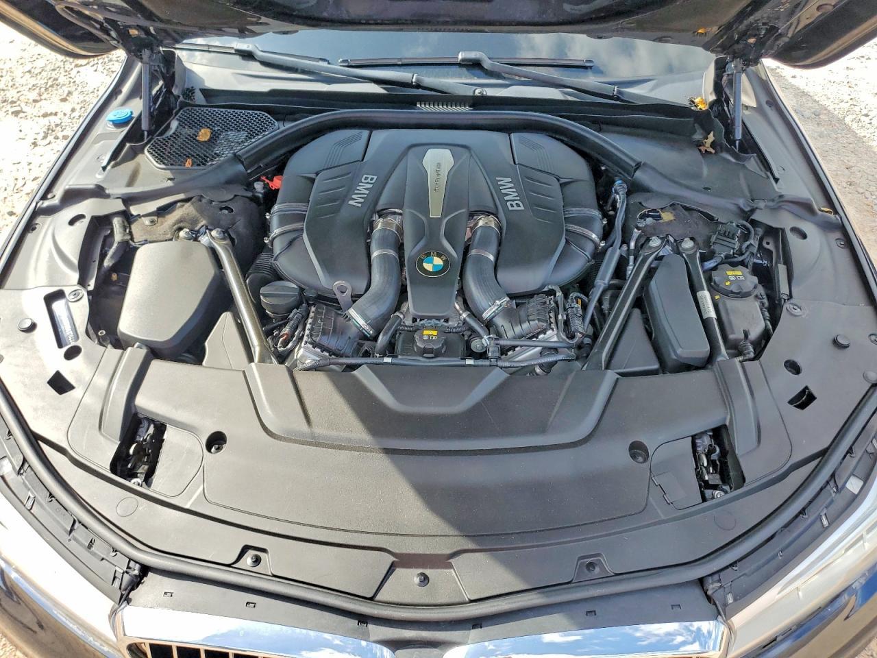 2016 BMW Seria 7 750i - zdjęcie 11