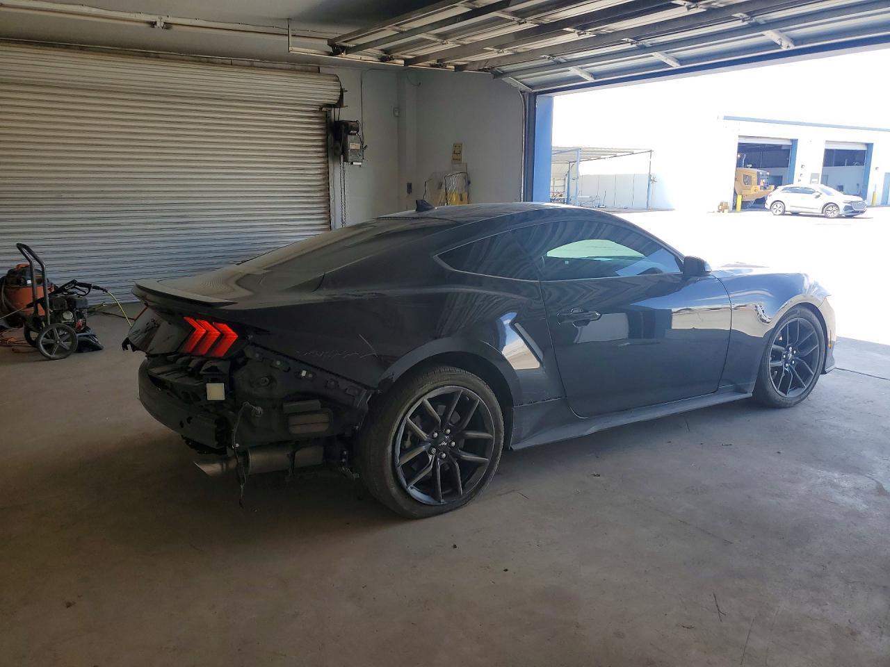 2025 Ford Mustang - zdjęcie 3