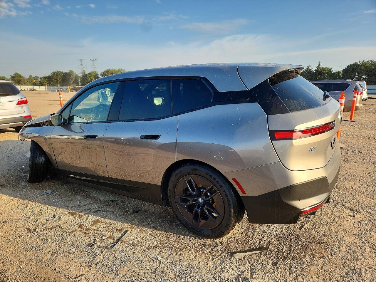 2025 BMW Ix xDrive50 - zdjęcie 2