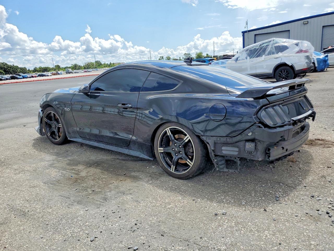 2021 Ford Mustang Gt - zdjęcie 2
