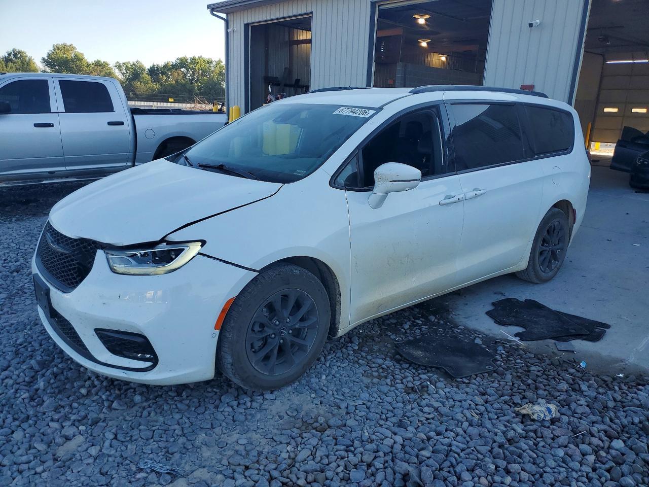2021 Chrysler Pacifica Touring L - zdjęcie główne