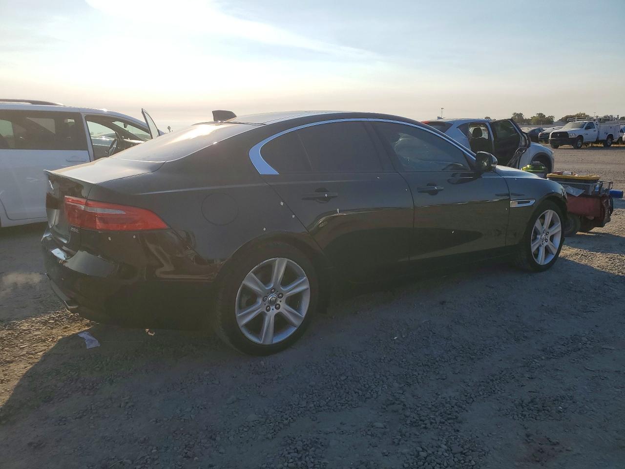 2017 Jaguar Xe Premium - zdjęcie 3