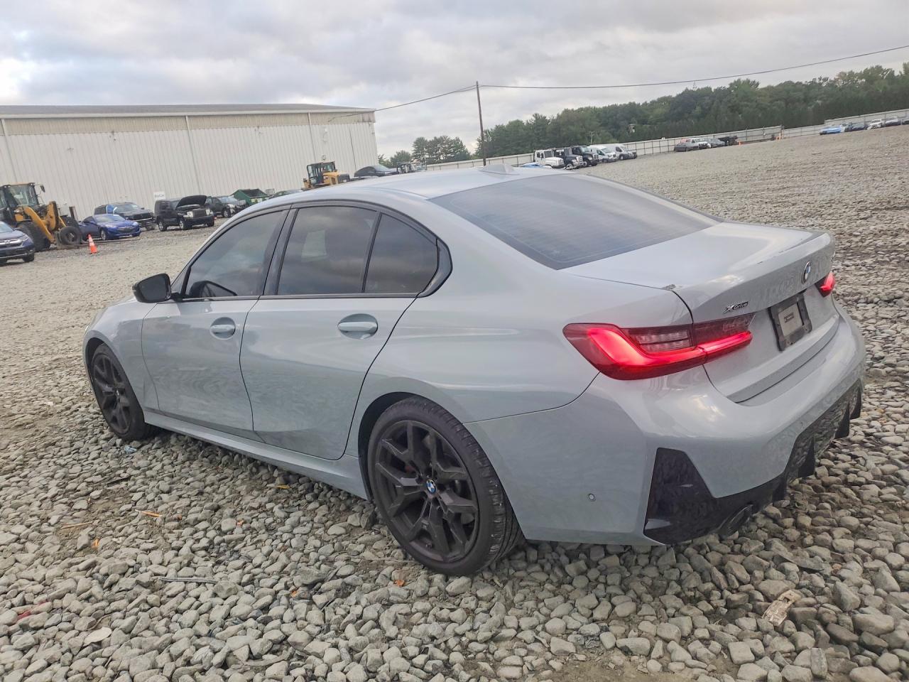 2025 BMW Seria 3 330i - zdjęcie 2