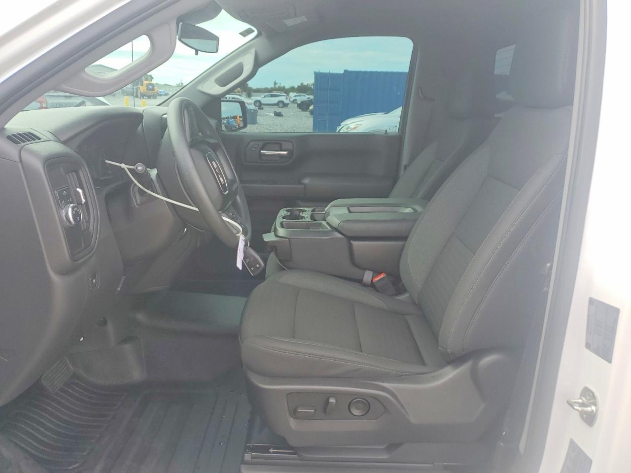 2025 GMC Sierra C1500 - zdjęcie 7
