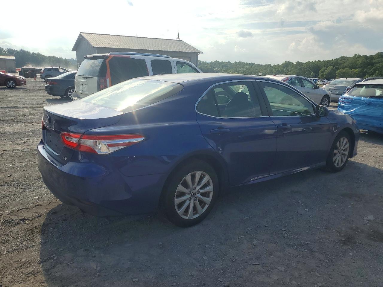 2018 Toyota Camry Le - zdjęcie 3