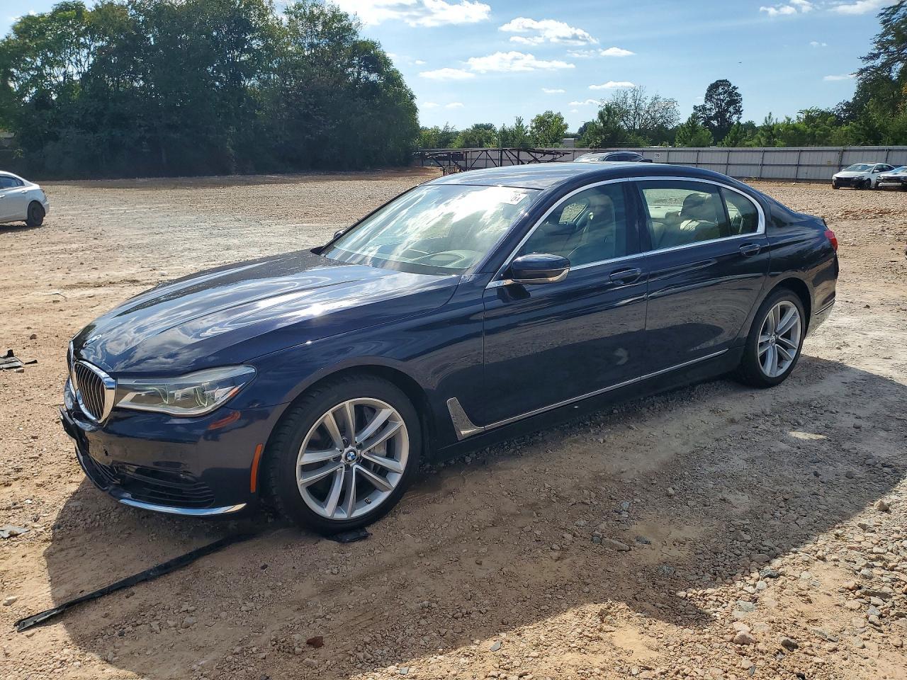 2016 BMW Seria 7 750i - zdjęcie główne