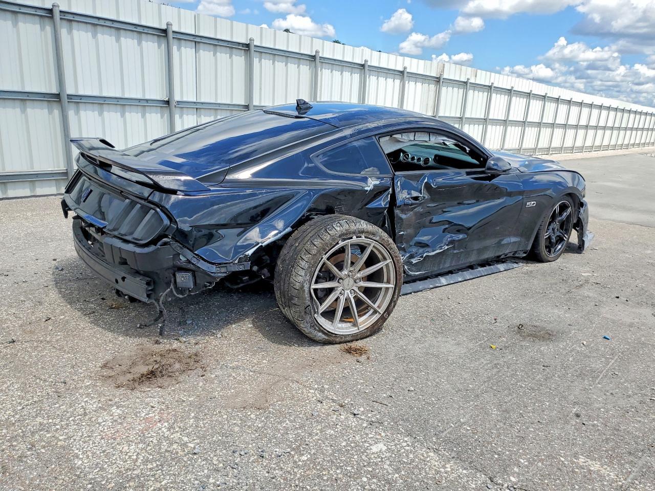 2021 Ford Mustang Gt - zdjęcie 3