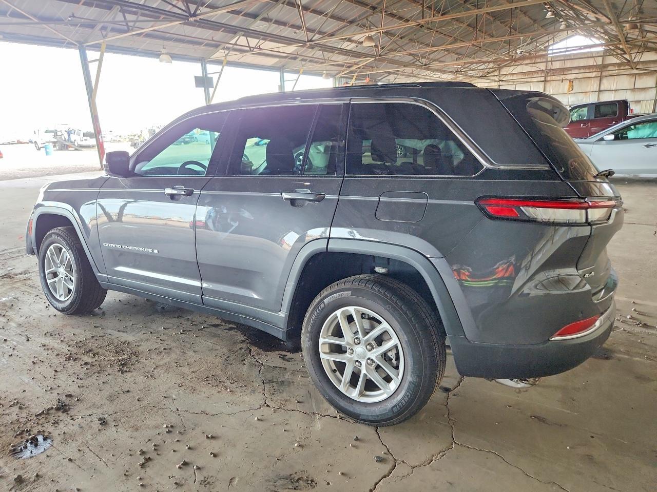 2025 Jeep Grand Cherokee Laredo - zdjęcie 2