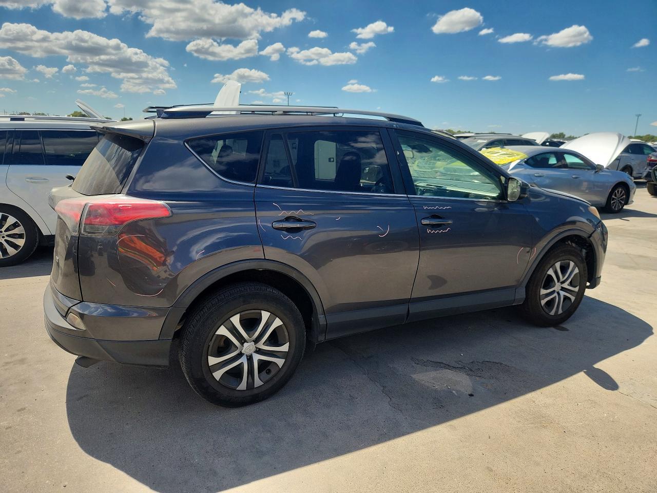 2017 Toyota Rav4 Le - zdjęcie 3