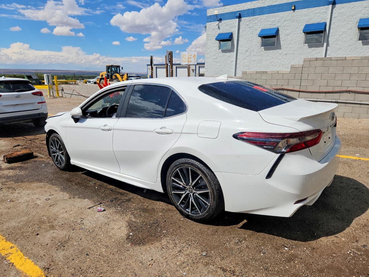 2023 Toyota Camry Se - zdjęcie 2