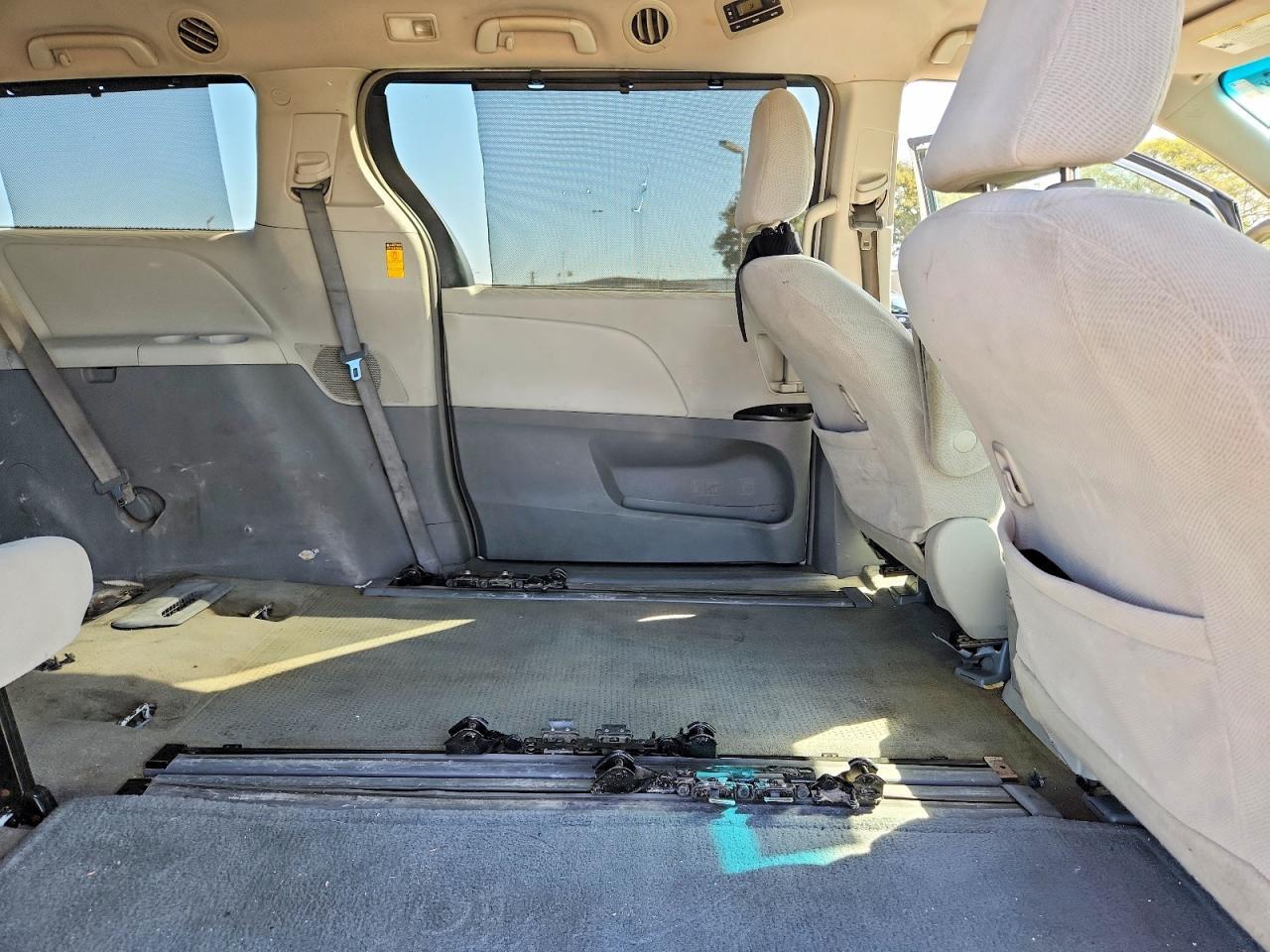 2014 Toyota Sienna Le 8-Passenger - zdjęcie 11