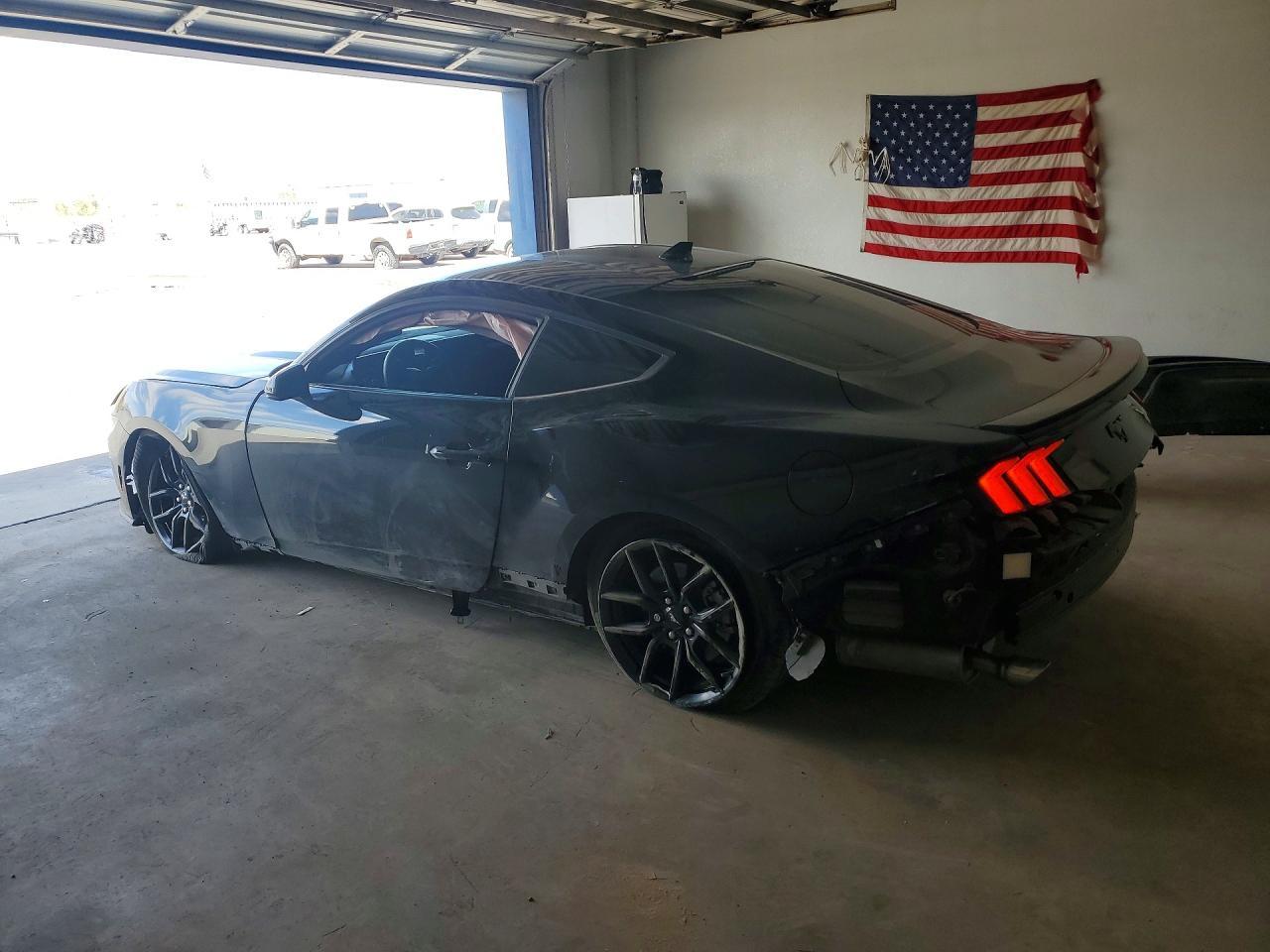 2025 Ford Mustang - zdjęcie 2