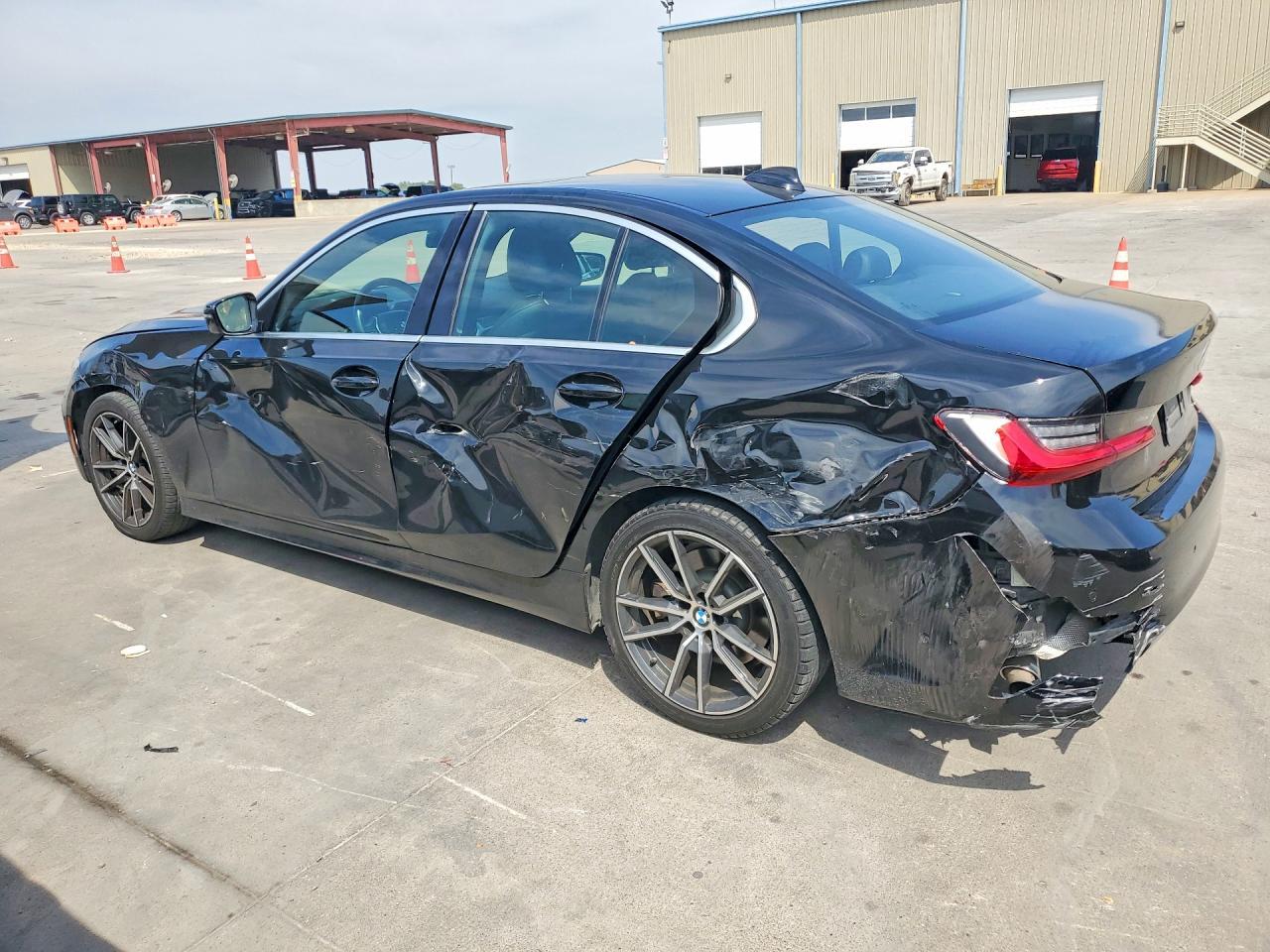 2020 BMW 330I - zdjęcie 2