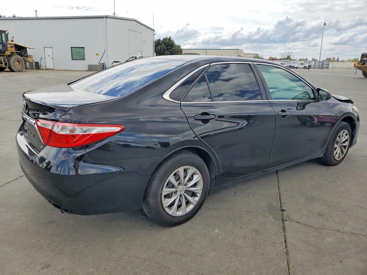 2017 Toyota Camry Le - zdjęcie 3