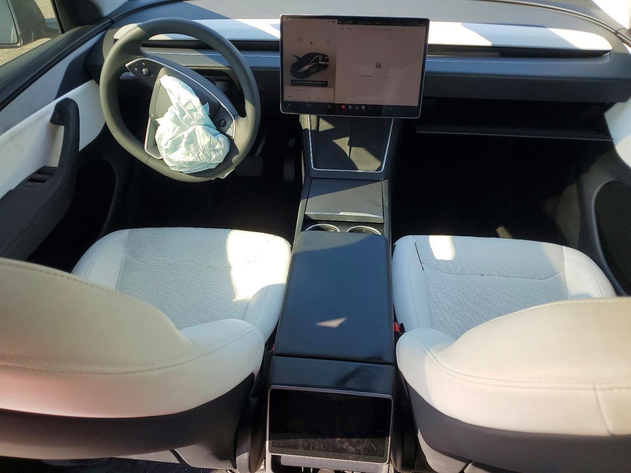 2026 Tesla Model Y - zdjęcie 8