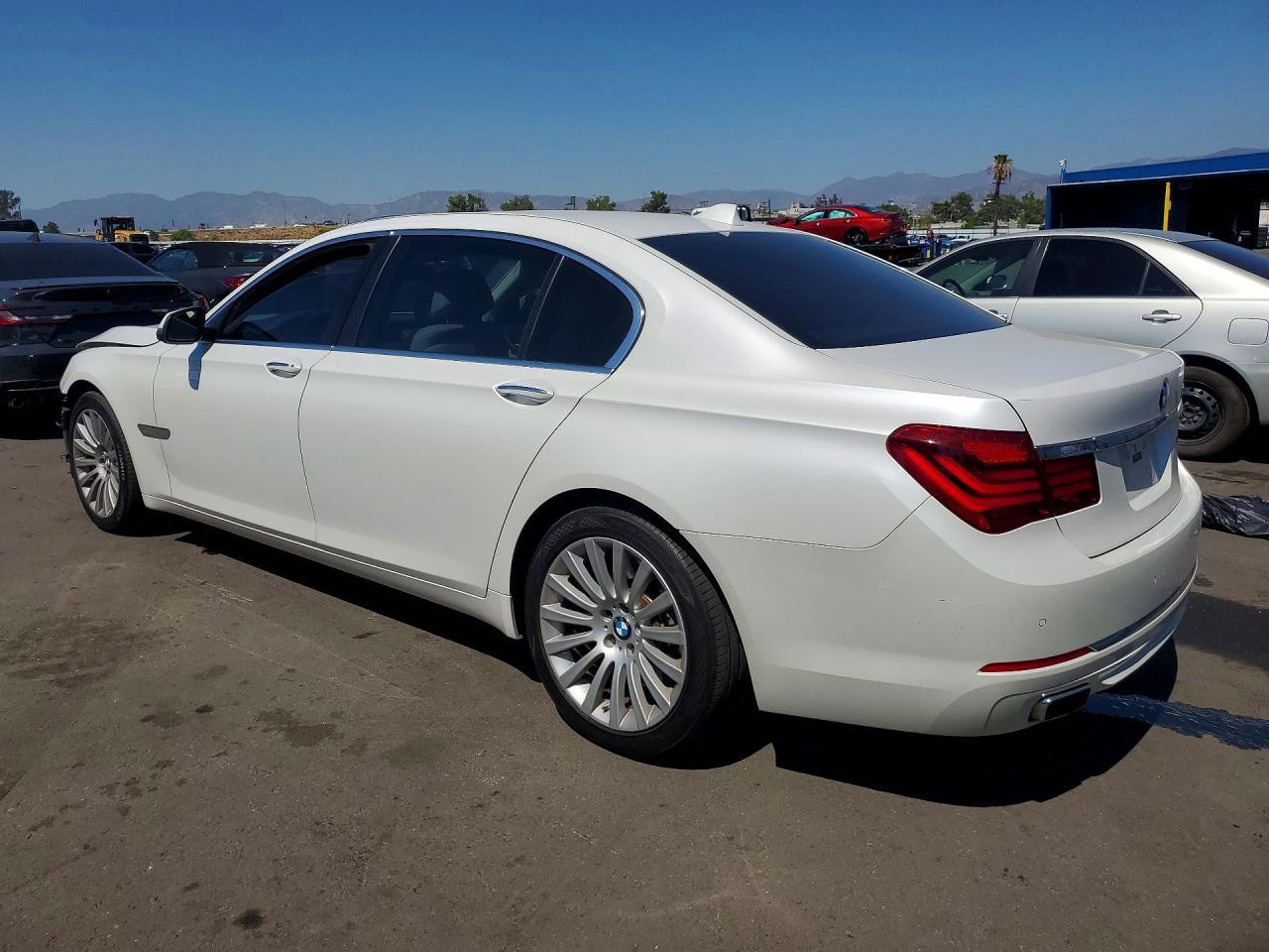 2013 BMW 750 Li - zdjęcie 2