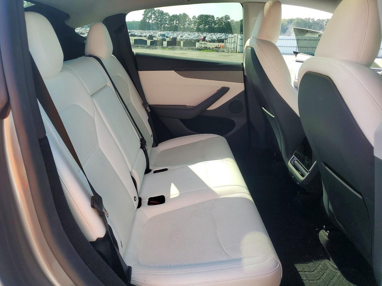 2026 Tesla Model Y - zdjęcie 11