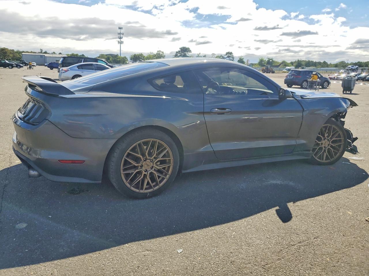 Ford Mustang Coupe - zdjęcie 3