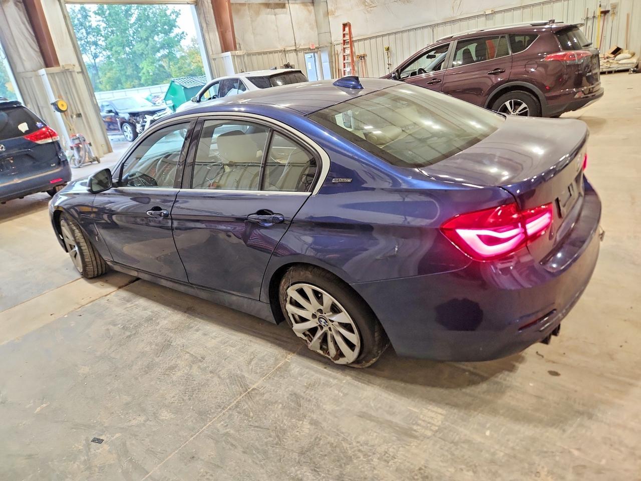 2017 BMW 330E - zdjęcie 2