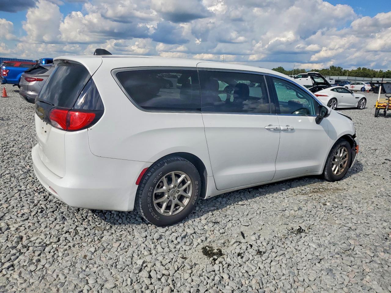2022 Chrysler Voyager Lx - zdjęcie 3